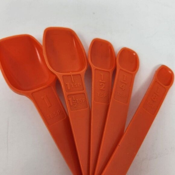 Vintage Tupperware Retro Orange Set 5 Nesting Hanging Measuring Spoons & D Ring - Picture 1 of 6